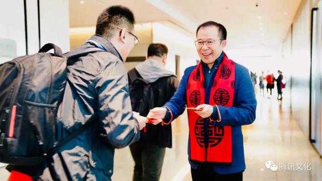 腾讯初八开工万人抢红包:马化腾刘炽平现场派发 队伍堪比春运