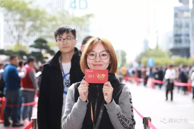 腾讯初八开工万人抢红包:马化腾刘炽平现场派发 队伍堪比春运