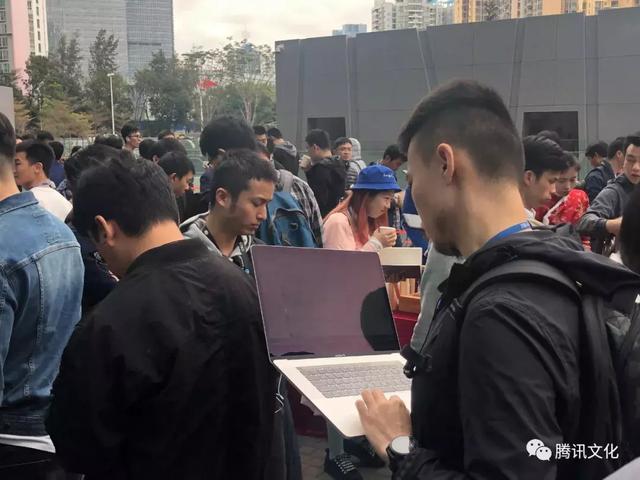 腾讯初八开工万人抢红包:马化腾刘炽平现场派发 队伍堪比春运