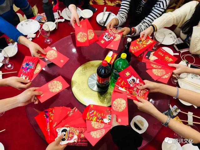 腾讯初八开工万人抢红包:马化腾刘炽平现场派发 队伍堪比春运