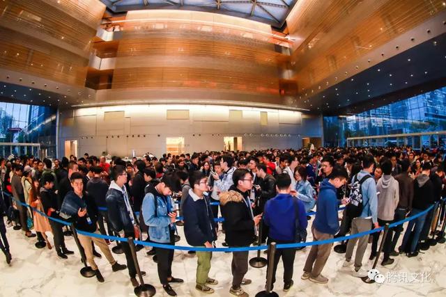 腾讯初八开工万人抢红包:马化腾刘炽平现场派发 队伍堪比春运
