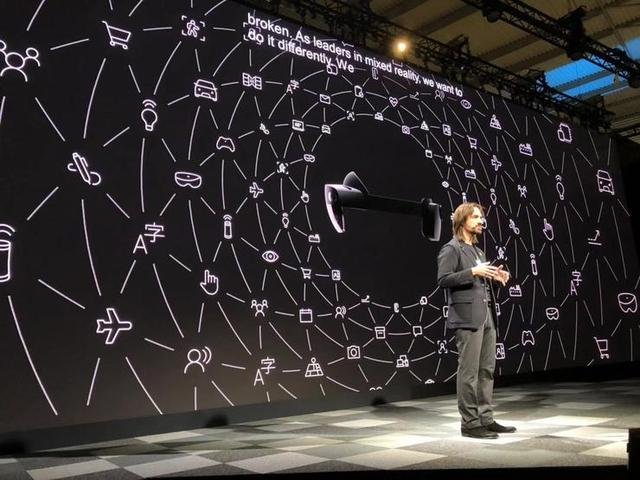 时隔 4 年,HoloLens 2 终于来了 | MWC 2019