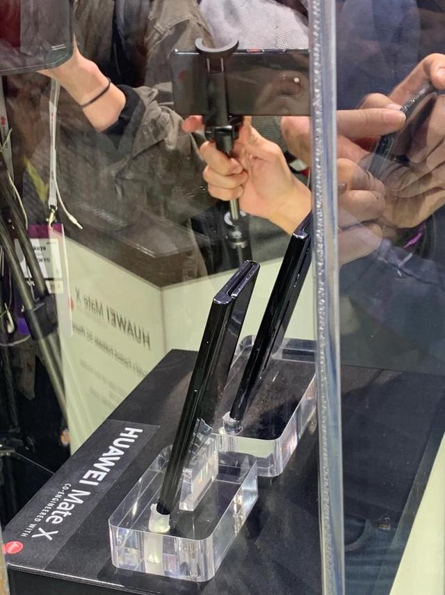 华为发布首款5G折叠屏手机Mate X 售价17500元今年年中上市
