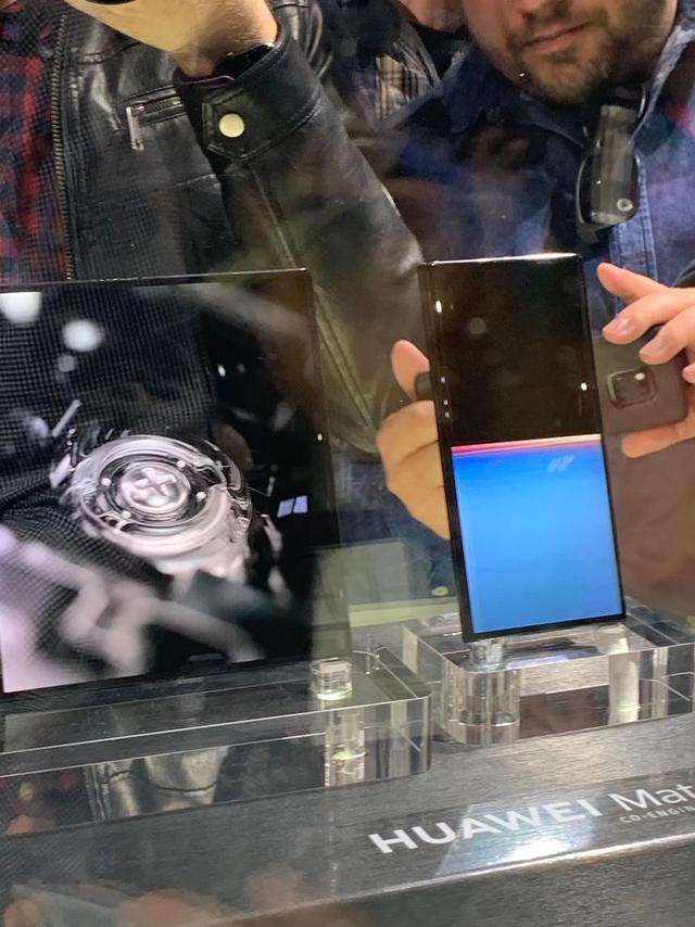 华为发布首款5G折叠屏手机Mate X 售价17500元今年年中上市