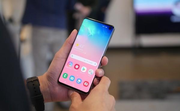 小米9和三星S10究竟谁更强?小编带你实力云对比