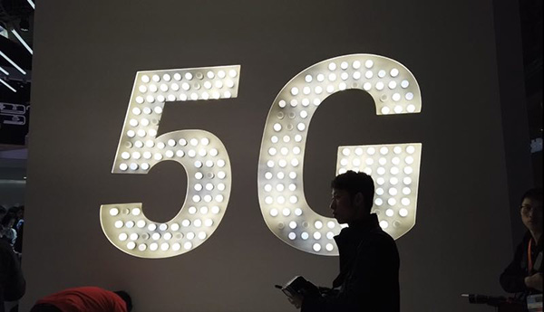 小米展台的5G标志,5G同样也是很多厂商展台上最醒目的标志。 本文图片 澎湃新闻记者 杨鑫倢