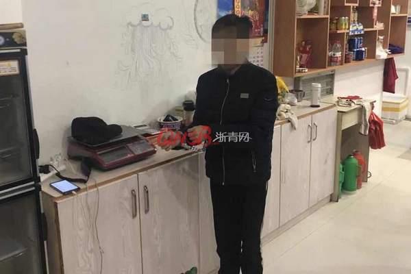 男子盗窃快餐店22次,扫手机二维码转走了6800元