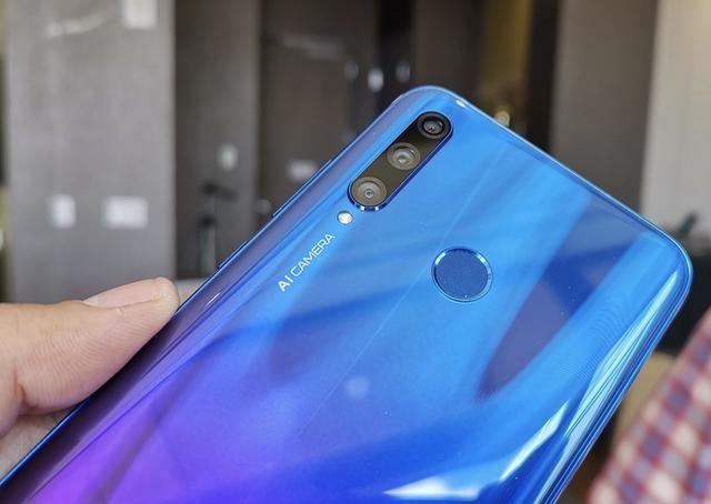 华为大屏新机曝光:6.21英寸+128GB+后置三摄,售价超亲民!
