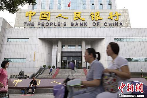 资料图,山西太原,民众从中国人民银行太原中心支行前经过。 中新社记者 张云 摄