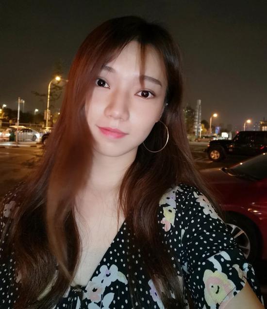 背景较暗,脸部较亮时的自拍效果