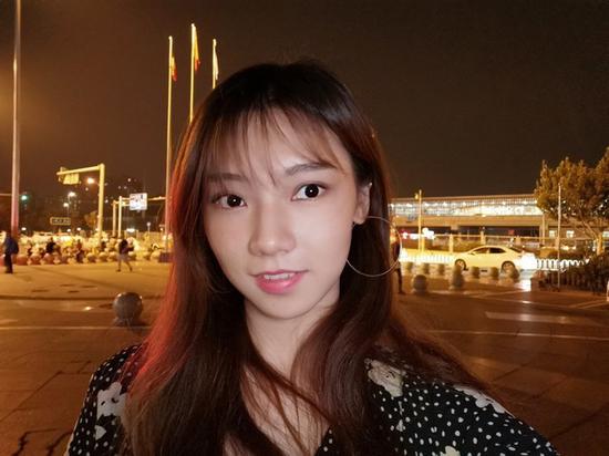 背景明亮,脸部较暗时的自拍效果