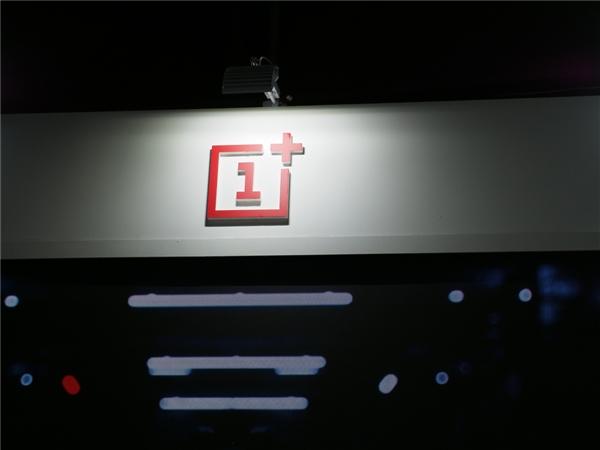 业内罕见!100%全面屏首曝光;苹果新专利暗示将终结“丑刘海”