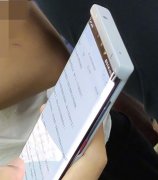华为Mate 30 Pro现身地铁 刘海屏保留耳机孔