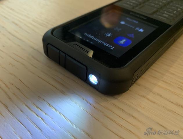 诺基亚800 Tough发布:名副其实的砸核桃工具