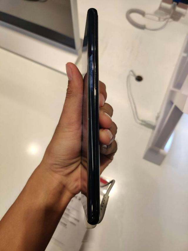 vivo NEX 3 5G黑色款真机上手图曝光:渐变色后盖更显深邃