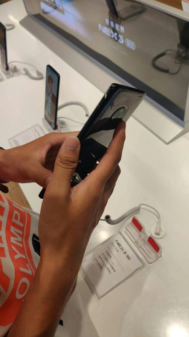 vivo NEX 3 5G黑色款真机上手图曝光:渐变色后盖更显深邃