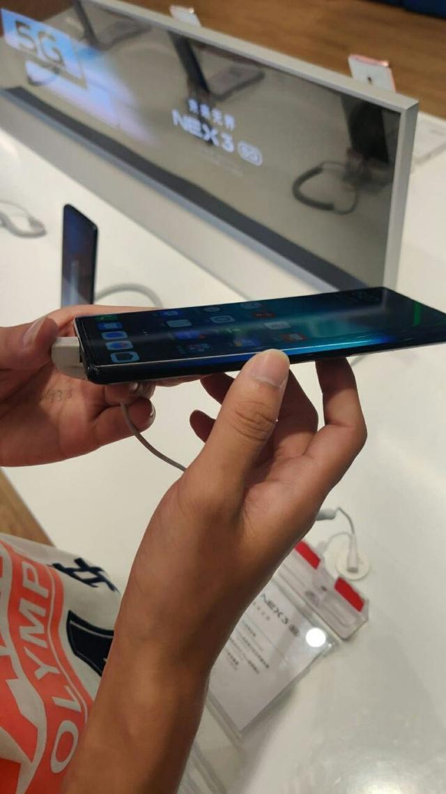 vivo NEX 3 5G黑色款真机上手图曝光:渐变色后盖更显深邃