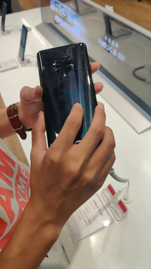 vivo NEX 3 5G黑色款真机上手图曝光:渐变色后盖更显深邃