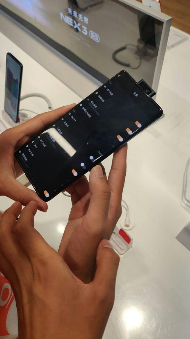 vivo NEX 3 5G黑色款真机上手图曝光:渐变色后盖更显深邃