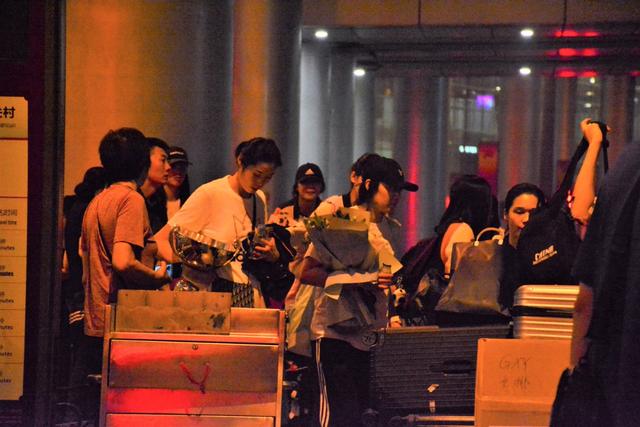 冠军凯旋!女排姑娘今晨回家了