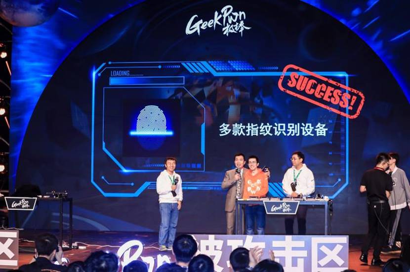 图片包含 人员, 网球
描述已自动生成