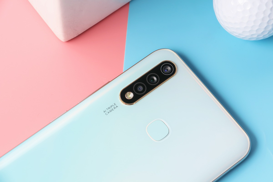 续航更持久才能畅玩游戏，vivo Z5i的快充有多强？