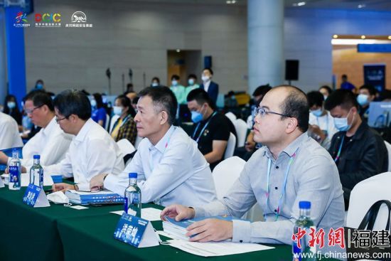 洪荣灿(前排右一)正在聚精会神地观看比赛。