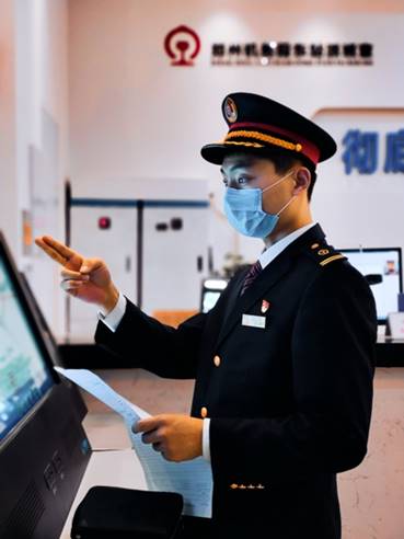 图片包含 人, 男人, 室内, 站

描述已自动生成