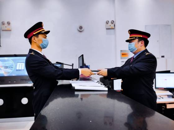 图片包含 人, 室内, 男人, 棒球

描述已自动生成