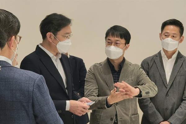 三星神秘折叠屏新机曝光:大屏小手机的新时代来了?