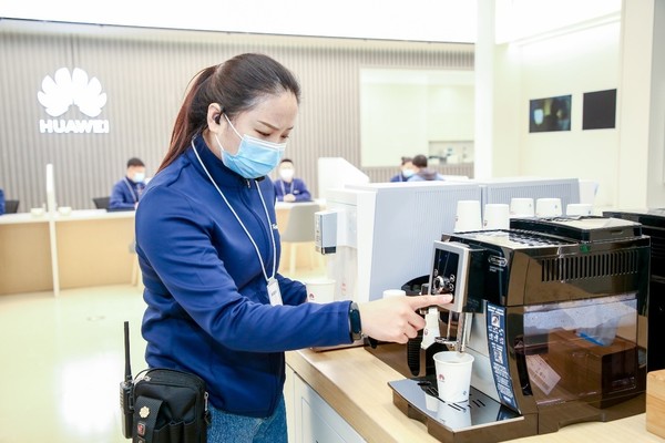华为首家新模式服务中心开业 为何消费者都不想走?